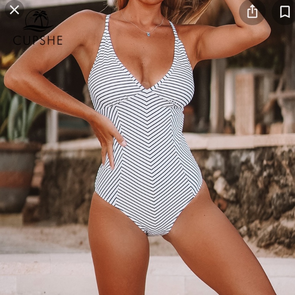 NWT black and white V neck one piece Cupshe suit